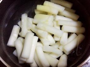 烧一锅开水加入适量盐和食用油，放入年糕煮软，用筷子可以夹断即可。