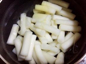 烧一锅开水加入适量盐和食用油，放入年糕煮软，用筷子可以夹断即可。