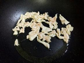 放入肉丝炒变色。
