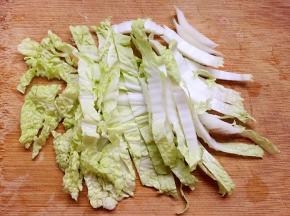 将白菜切成1厘米粗细的长条。