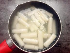 煮好的年糕沥干水分备用。