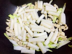 放入年糕翻炒片刻。