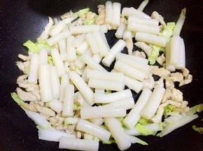 放入年糕翻炒片刻。