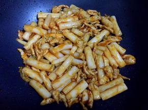 大约炒一分钟即可出锅。