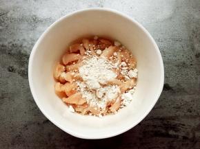 肉丝加入适量淀粉拌匀。