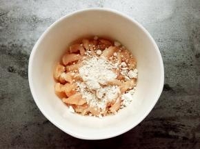 肉丝加入适量淀粉拌匀。