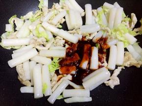 加入适量年糕酱翻炒均匀。