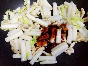 加入适量年糕酱翻炒均匀。