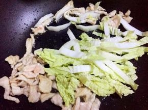 放入白菜炒断生。