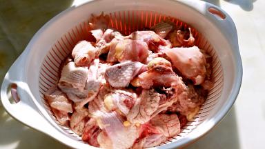 鸡肉斩块，清水冲洗几遍。