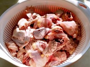鸡肉斩块，清水冲洗几遍。