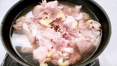 鸡块放入凉水中，放入，姜片，花椒粒进行戳水。