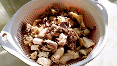 戳水后彻底清洗干净血沫。