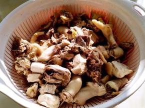 戳水后彻底清洗干净血沫。