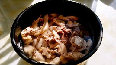 鸡块放入电压力锅内胆中，加入足量的清水。