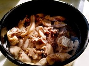 鸡块放入电压力锅内胆中，加入足量的清水。
