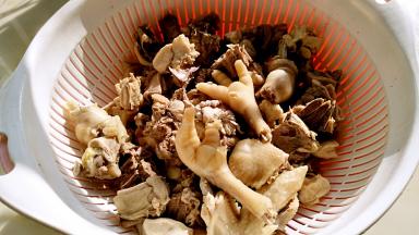 捞出鸡块，控一下鸡汤。