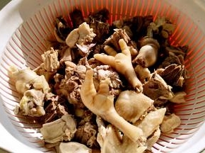 捞出鸡块，控一下鸡汤。