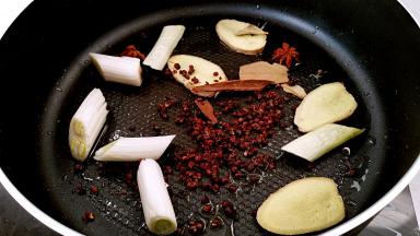 锅中刷一层植物油，放入所有的香料。