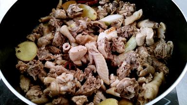 倒入鸡块中火开始煸炒10几下。