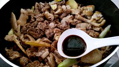 调入生抽半勺翻炒10几下。