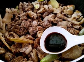 调入生抽半勺翻炒10几下。