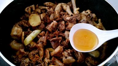 调入料酒在进行煸炒十几下。