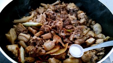 撒上盐继续煸炒。