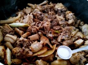撒上盐继续煸炒。