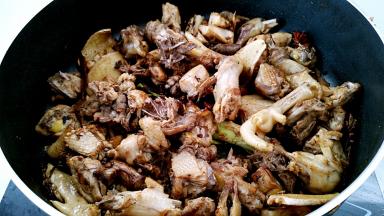 看情况再调入味精翻炒入味。