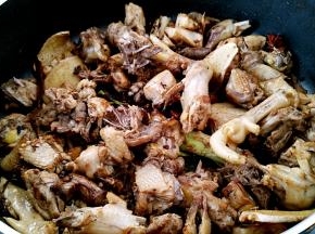 看情况再调入味精翻炒入味。