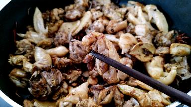 煸炒15分钟，鸡块已经有味了。