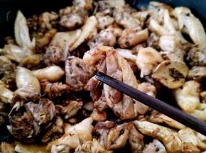 煸炒15分钟，鸡块已经有味了。