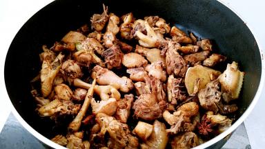 最后在调入半勺生抽继续煸炒一会就可以了。