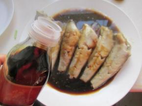 倒入古龙天成黄豆酱油，醋，盐搅拌匀倒入到鱼上面。