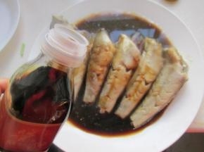 倒入古龙天成黄豆酱油，醋，盐搅拌匀倒入到鱼上面。