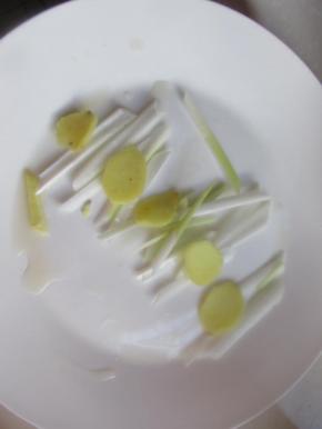 盘子里放入葱姜铺底。