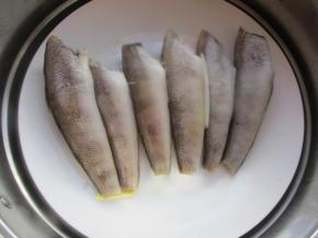 锅里烧开水，把鱼放到笼屉上。