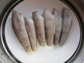 锅里烧开水，把鱼放到笼屉上。