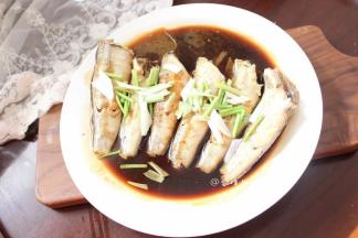 把葱和香菜放到育德上面，泼上热油即可上桌。