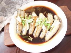 把葱和香菜放到育德上面，泼上热油即可上桌。