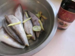 南极冰鱼洗净用料酒，葱，姜一起腌渍。