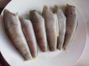 把鱼放在葱姜上面。