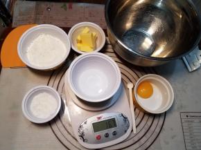 准备好全部食材。首先制作挞皮。将黄油从冰箱拿出（不要软化直接使用）