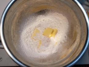 黄油切成小块后和面粉、糖、盐放在一起