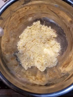 用手充分抓匀，使黄油和面粉混合，抓匀的面粉黄油呈现粗玉米粉的状态