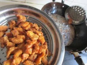 再把油烧热，把酥肉倒入锅里大火炸制二遍，这样会更加的酥脆。