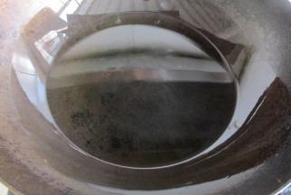 锅里放入花生油烧到五成热。