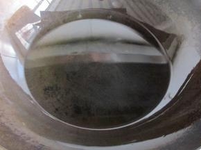 锅里放入花生油烧到五成热。