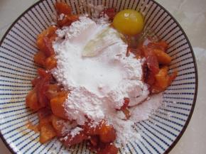 加入淀粉和鸡蛋。